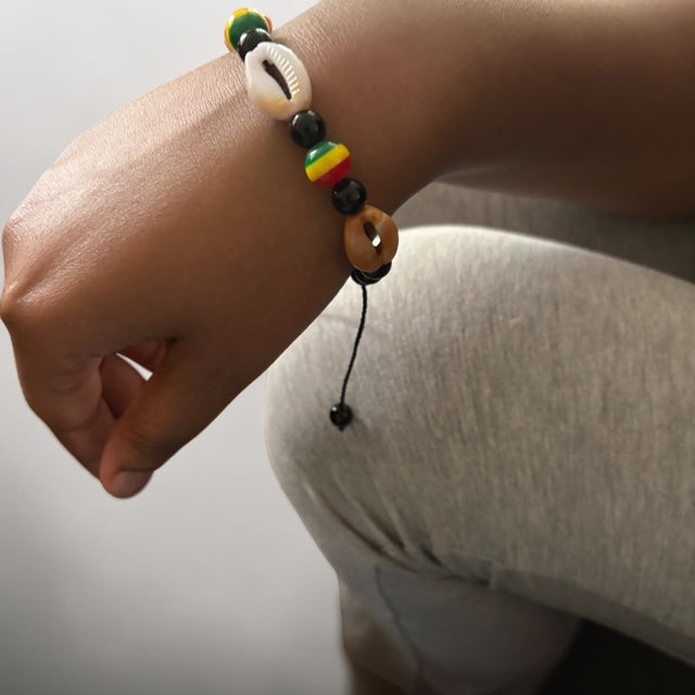 Bracelet avec perles et cauris